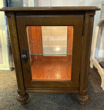 Load image into Gallery viewer, Oak End Table
